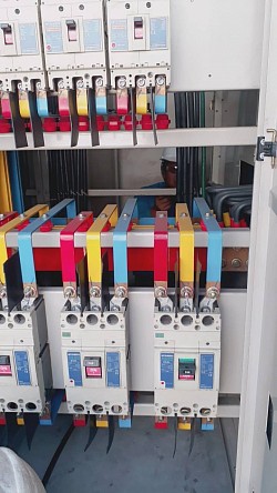Main Distribution board (MDB) เป็นตู้ไฟขนาดใหญ่ สำหรับใช้งานในอาคารพาณิชย์ และโรงงานอุตสาหกรรม ซึ่งปกติจะมีระบบที่ซับซ้อนมากกว่าที่พักอาศัยทั่วไป โดยเมื่อ พลังงานไฟฟ้าที่ถูกส่งมาทางสายไฟฟ้า ซึ่งสายไฟจะเป็นแบบ Medium voltage พอมาถึง Site งานที่จะจ่ายพลังงานเข้า ก็จะอาศัย Transformers เพื่อที่จะปรับแรงดันลงมาเป็นแบบ Low voltage เป็นพลังงานไฟฟ้าแรงดันต่ำ ซึ่งปกติแรงดันของไทยที่ใช้ก็ คือ 400 โวลท์เป็น 3 เฟส หลังจากที่แรงดันไฟฟ้าได้เปลี่ยนเป็นแบบแรงดันต่ำ แล้วก็จะถูกส่งเข้าไปใน Site ไม่ว่าจะเป็นโรงงานอุตสาหกรรม หรือ อาคารพาณิชย์ ซึ่งจะเข้ามาสู่ตู้ไฟหลัก ตู้ไฟแรกของ Site ก็คือตู้ไฟ ที่ชื่อว่า Main Distribution board หรือเรียกสั้นๆว่า ตู้ MDB